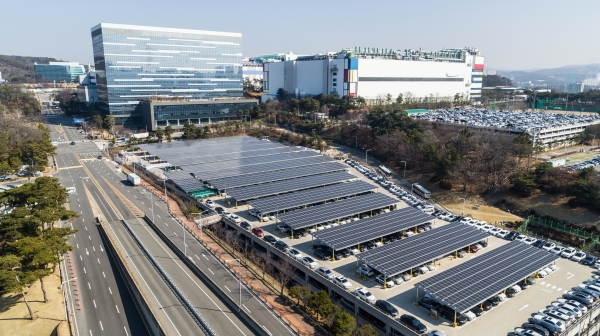 삼성전자 기흥캠퍼스 주차타워에 설치된 총 3600장, 1500KW 규모의 태양광 발전 시설.(사진=삼성전자)
