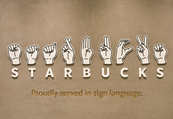 매장의 중심에는 STARBUCKS의 손가락 문자(ASL：American Sign Language)로 표현된 사인이 상징적으로 디자인되어 있다. (이미지: 스타벅스커피재팬 보도자료)