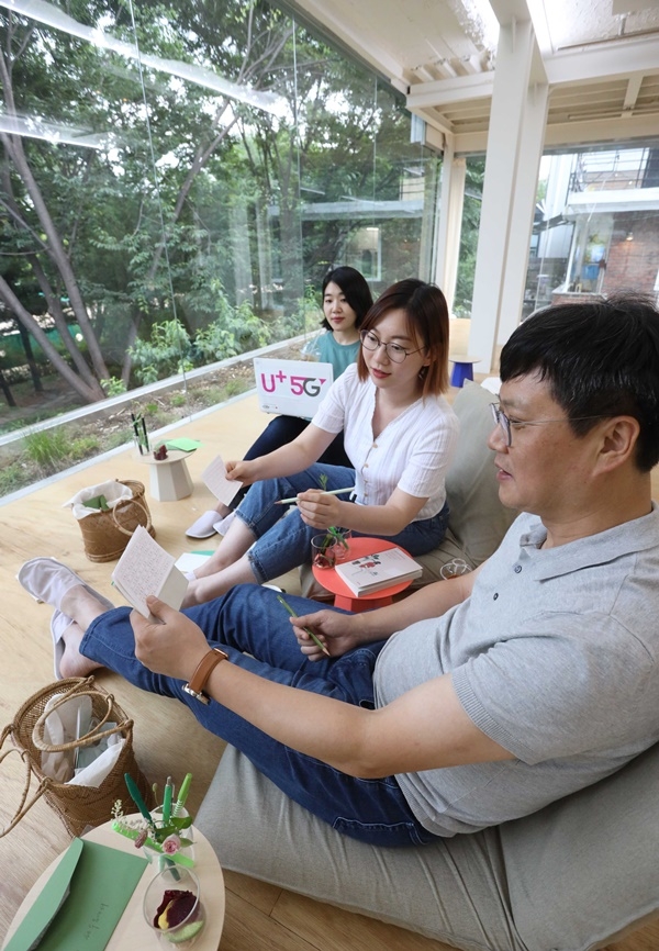 LGU+ 전략기획담당 박치헌 상무(맨 오른쪽)가 신입사원 멘토들과 서울 성수동에서 MZ세대가 찾는 문화공간을 체험하고 있다.(사진=LGU+)