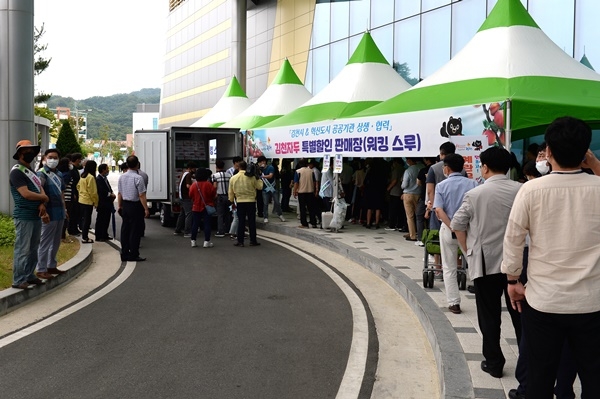 한국전력기술 본사 1층에서 ‘김천자두 특판행사’가 열렸다. 임직원 및 지역주민들이 구매에 동참하고 있다. 사진=한국전력공사