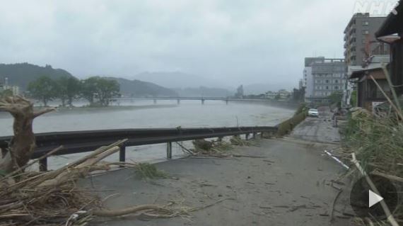 4일 새벽 쏟아진 폭우로 규슈 지방 구마모토현과 가고시마현에 큰 피해가 발생한 가운데 이들 지역에 또다시 많은 비가 내릴 것으로 전망되고 있다. (이미지: NHK 뉴스 화면 캡쳐)
