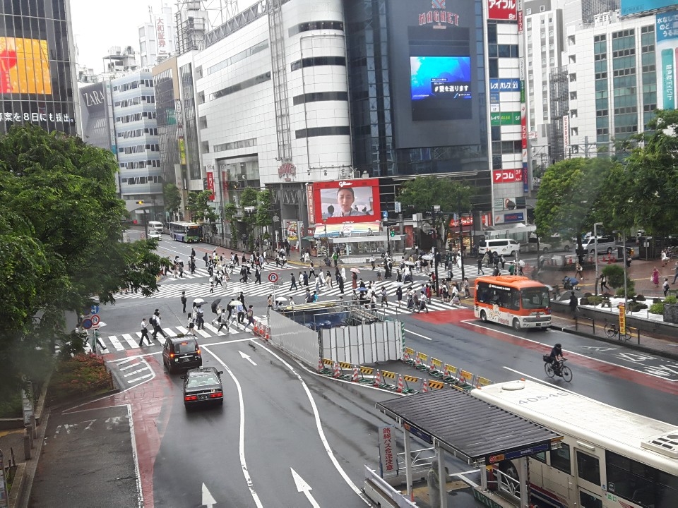 일본 내 유동인구가 많기로 손꼽히는 도쿄 시부야(渋谷) 스크램블 교차로가 코로나19의 확산으로 한산한 모습이다.