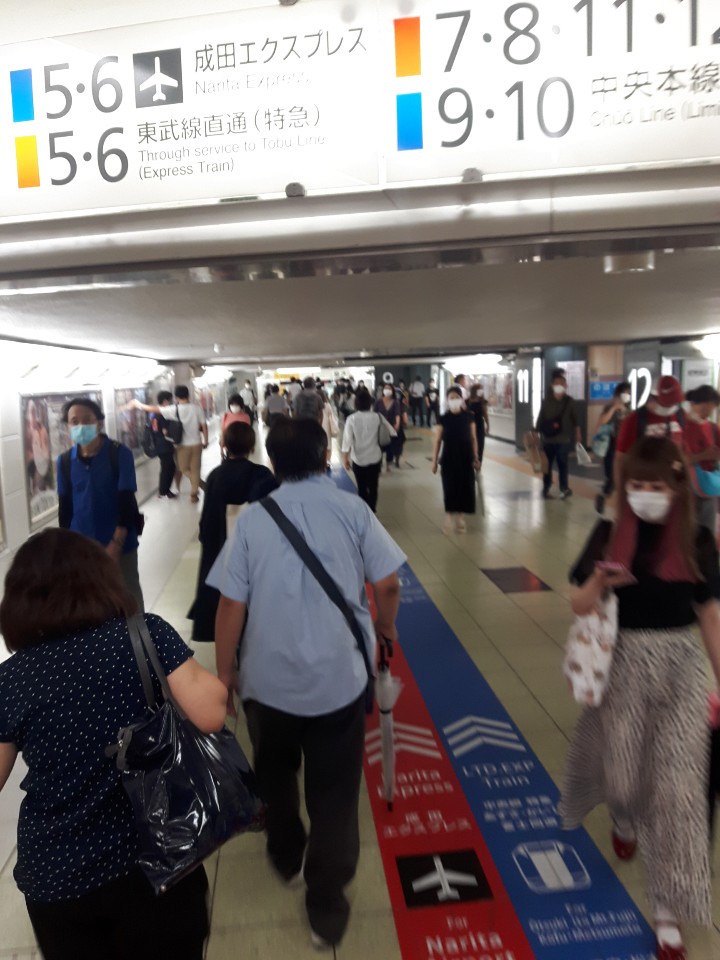 도쿄 신주쿠역의 퇴근 시간대 모습. 도쿄는 6일 360명의 코로나19 확진자가 새롭게 확인됐다.