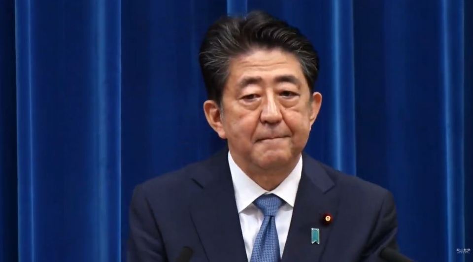 아베 신조 일본 총리가 28일 도쿄 총리관저에서 기자회견을 통해 총리직 사임을 밝혔다. (이미지: 아사히신문 유튜브 중개 캡쳐)