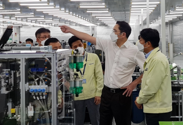 이재용 부회장이 20~21일 베트남 하노이 인근에 위치한 삼성 복합단지를 찾아 스마트폰 생산공장 등을 점검하는 모습 (삼성전자 제공)