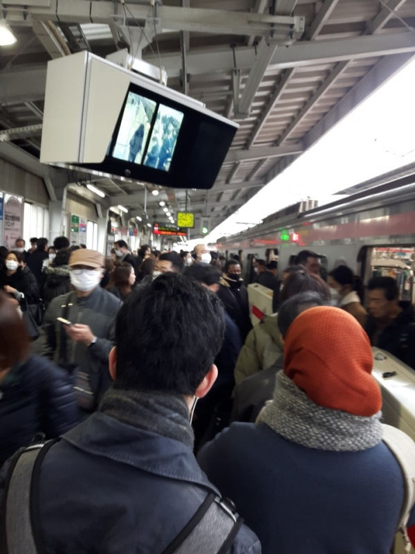 도쿄 도심 출근길 전철 승객들의 승하차 모습