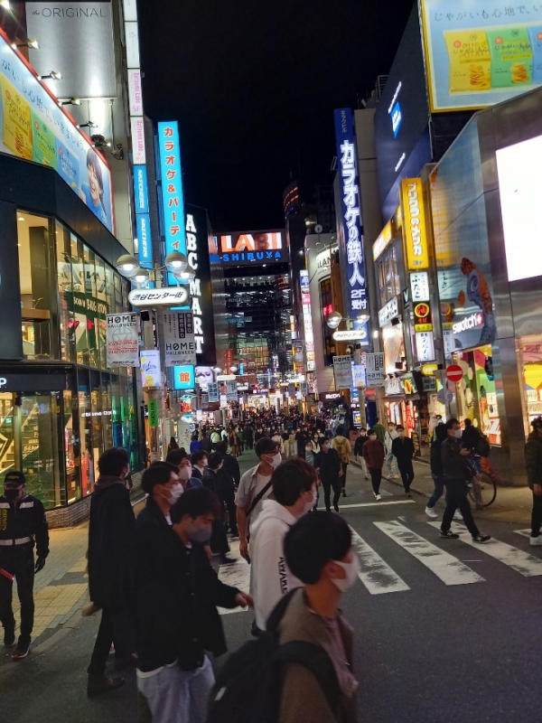 도쿄 최대 번화가 중 한 곳인 시부야(渋谷)의 밤거리. 코로나19 확산 중에도 젊은층을 중심으로 한 외출객으로 거리가 붐비고 있다.