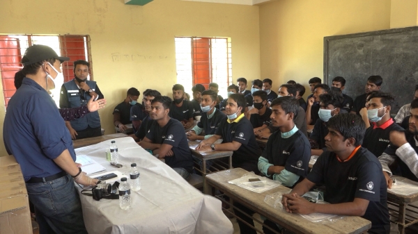 방글라데시 마타바리 지역 청년들이 건설기능 양성교육을 마치고 현장 적응을 위해 안전교육 및 실습과 실무 교육을 받고 있다. (포스코건설 제공)