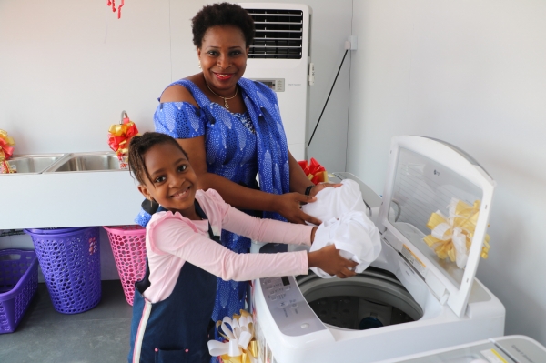 LG전자가 현지시간 25일 나이지리아 베닌(Benin)시(市)에 무료 세탁방인 ‘라이프스 굿 위드 LG 워시(Life’s Good with LG Wash)’를 열었다. 현지주민들이 무료 세탁방에서 세탁기를 체험하고 있다. (LG전자 제공)