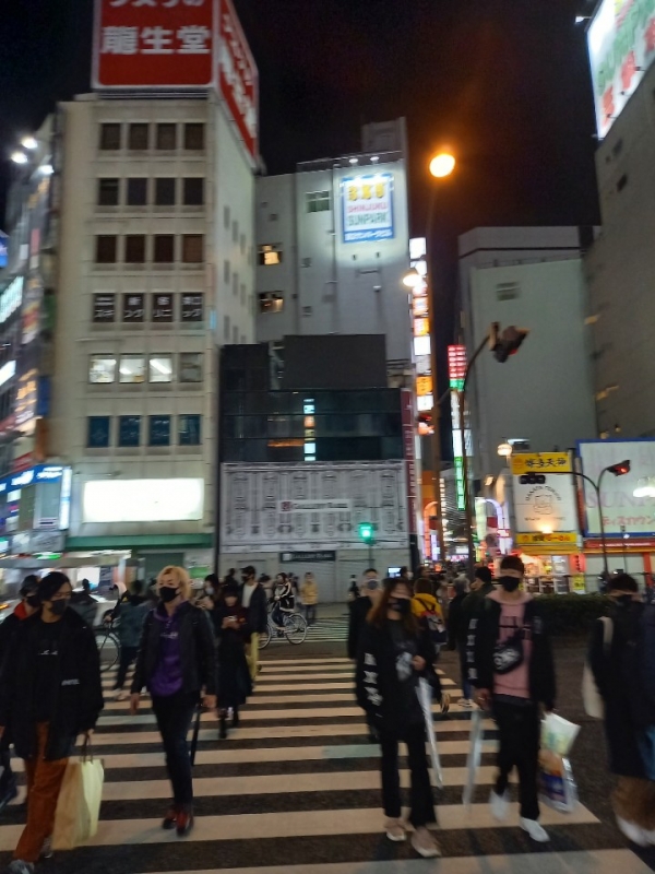 도쿄 신주쿠(新宿) 가부키쵸(歌舞伎町) 인근의 늦은 저녁 풍경