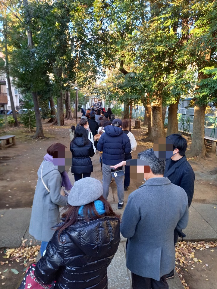 2021년 새해 첫날인 지난 1일, 도쿄 메구로(目黒)구의 한 신사에  하츠모우데(새해를 맞아 처음으로 신사를 찾아 참배하는 것)를 하기 위해 모여든 인파로 긴 줄이 늘어서 있다.