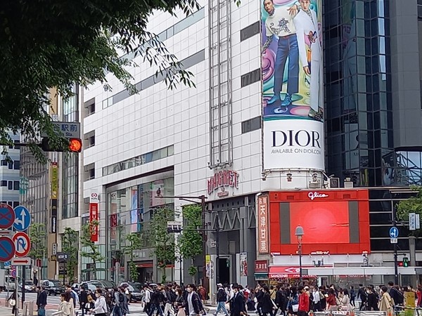 지난 4월말~5월초 대형연휴 이후 도쿄의 주요 번화가를 중심으로 한 인구 이동은 크게 늘어나는 경향을 보이고 있다. 사진은 지난 5월 6일의 도쿄 시부야 스크램블 교차로의 모습 (사진=최지희기자)