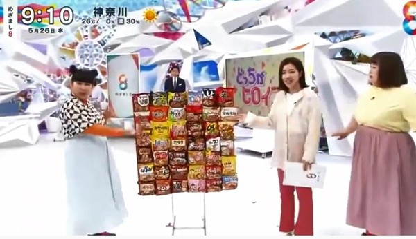 코로나19 속 더욱 인기를 얻고 있는 한국 인스턴트라면. 일본의 유명 예능트리오 ‘3시의 히로인’이 한국 라면을 소개하고 있다. (이미지: ‘메자마시 티비’ 방송 화면 캡쳐)