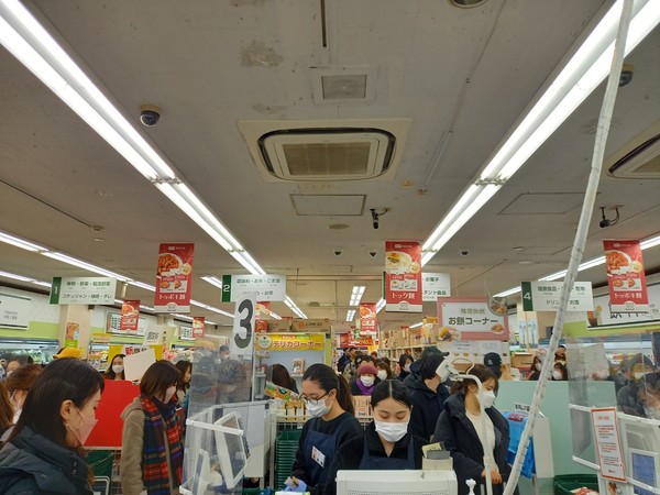 연말연시 일본 곳곳에서는 유동 인구로 넘쳐났다. 지난해 12월 30일 도쿄 신주쿠(新宿)구 한인타운에 위치한 마트 모습 (사진＝최지희 기자)