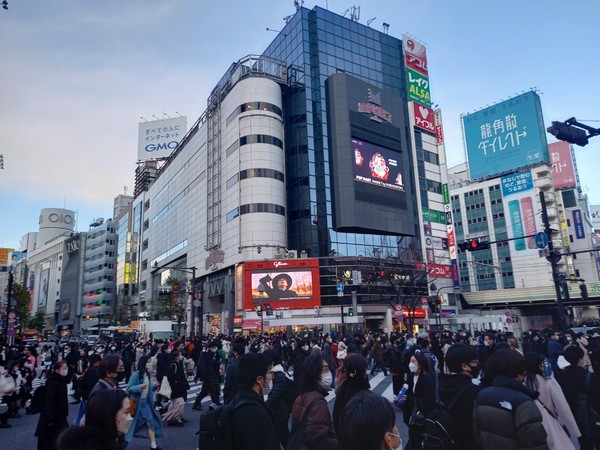 지난 5일 오후 도쿄 시부야(渋谷) 스크램블 교차로 모습. 이날 일본에서는 처음으로 코로나19 신규확진자가 10만명을 돌파했다. (사진=최지희 기자)