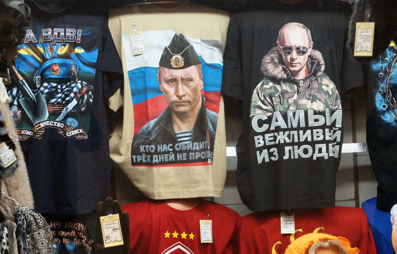 블라디미르 푸틴이 그려진 티셔츠가 모스크바 상점에 걸려있다. (사진=게티이미지뱅크)