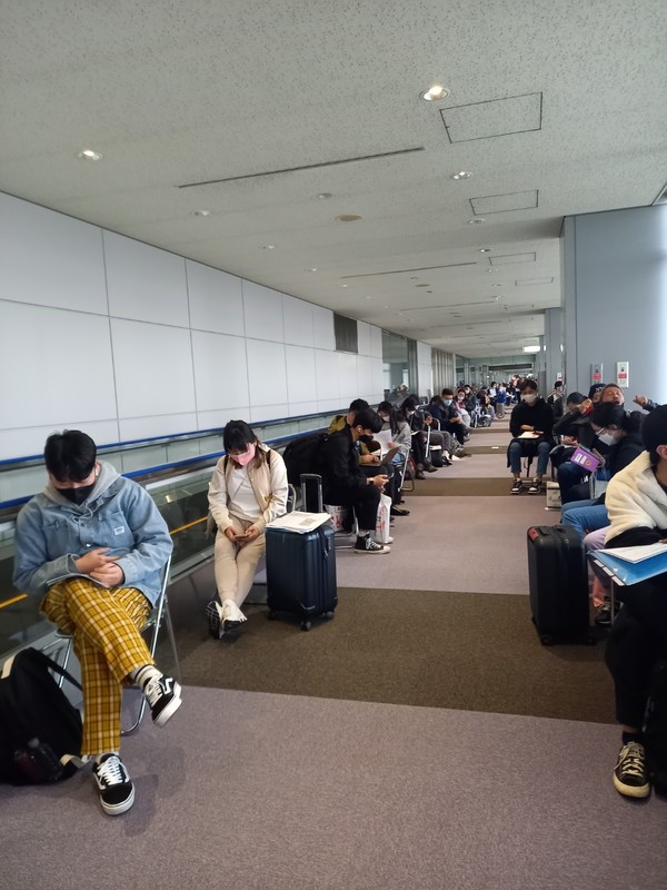 나리타 공항에 도착해 몇 걸음을 떼자마자 바로 검역을 위한 대기에 들어가야 한다. 이 날(4월 1일)은 사진의 의자에서 약 한시간 반 이상을 대기했다.