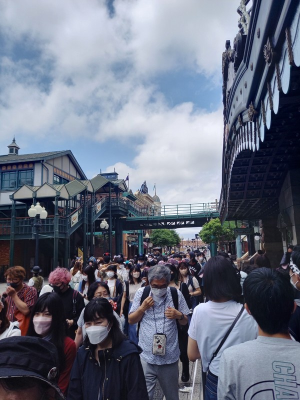 9일, 외국인 관광객에게도 인기가 높은 도쿄 디즈니씨의 모습. 평일임에도 불구하고 일찍부터 이곳을 찾은 일본인 방문객들로 가득하다. (사진=최지희 기자)