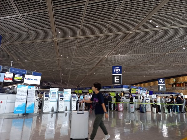 나리타 공항 국제선 출국장 모습. 인천으로 향하는 항공기에 탑승하기 위한 줄이 길게 늘어서 있다. (사진=최지희 기자)