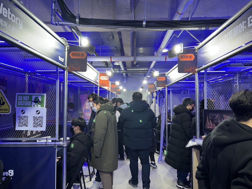 '버닝비버 2022'를 방문한 관람객들이 부스에서 시연을 위해 대기하고 있다. 사진=김상원 기자