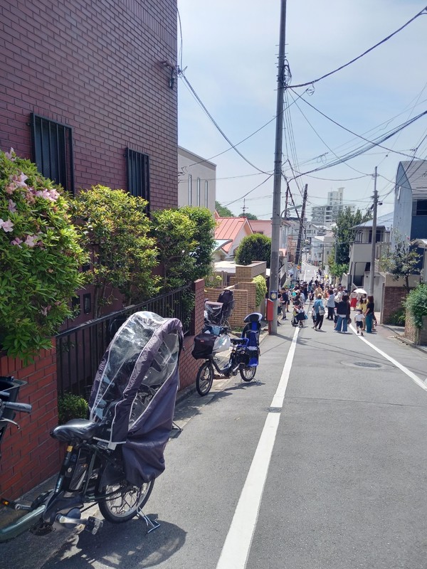도쿄 메구로구의 한 주택가에 자녀의 유치원 하원을 맞기 위해 부모들이 모여 있다. (사진=최지희 기자)