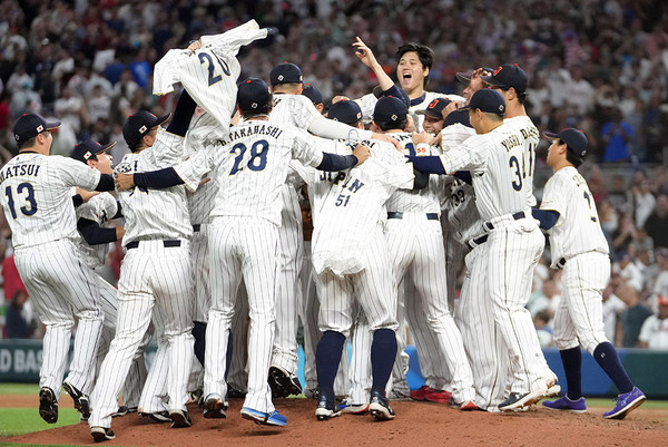 일본 야구 대표팀이 22일(한국시간) 14년만에 월드베이스볼클래식(WBC) 에서 미국을 꺾고 우승을 거머쥐었다. 우승 확정 후 기뻐하는 일본 대표팀. (사진: 야구 일본 대표 사무라이 재팬 공식 트위터)