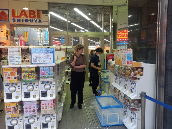 도쿄 시부야의 한 대형 가전제품 판매장 입구에 외국인 관광객들에게 인기를 얻고 있는 캡슐 장난감 자판기가 설치되어 있다. (사진=최지희 기자)