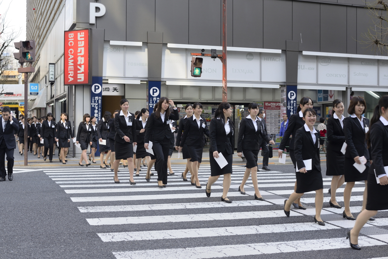 ﻿사무실이 밀집된 일본 도쿄의 번화가에 신입사원으로 보이는 여성들이 정장을 입고 횡단보도를 건너고 있다. (사진=게티이미지뱅크)