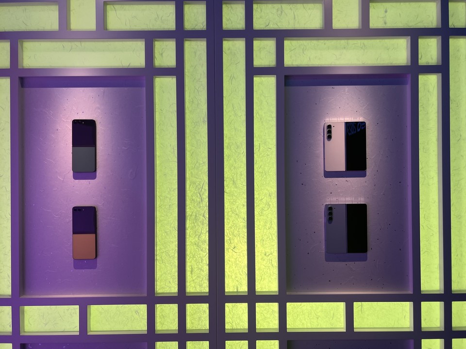 '갤럭시 언팩 2023' 행사장에서 전시된 '갤럭시 Z 플립5'(왼쪽)와 '갤럭시 Z 폴드5' 모습. 사진=김상원 기자