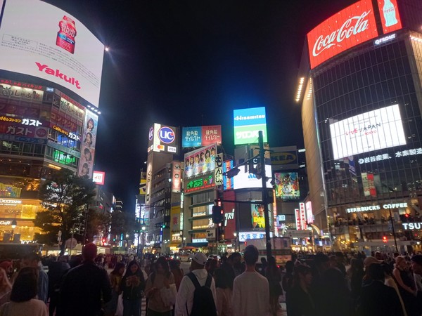 23일 저녁 도쿄 시부야 스크램블교차로의 모습. 엔저로 일본을 방문하는 관광객은 늘었지만, 올해 명목 GDP는 독일에게 3위 자리를 내주며 4위로 내려앉을 전망이다. (사진: 최지희 기자)
