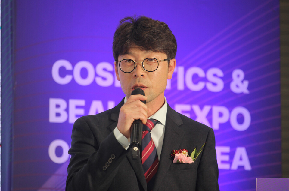 24일 충북 청주시 오스코(OSCO)에서 열린 제11회 오송 바이오코스메틱 컨퍼런스에서 김형묵 에이치엘케이클리닉컬센터 센터장은 ‘K-코스메슈티컬의 그로벌 리더십을 위한 전략’이라는 주제로 발표를 진행했다. 사진=프레스맨